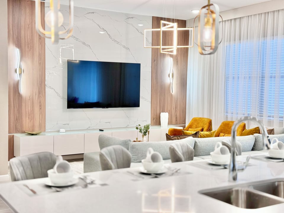 Integrated and decorated space between the kitchen and the living room.