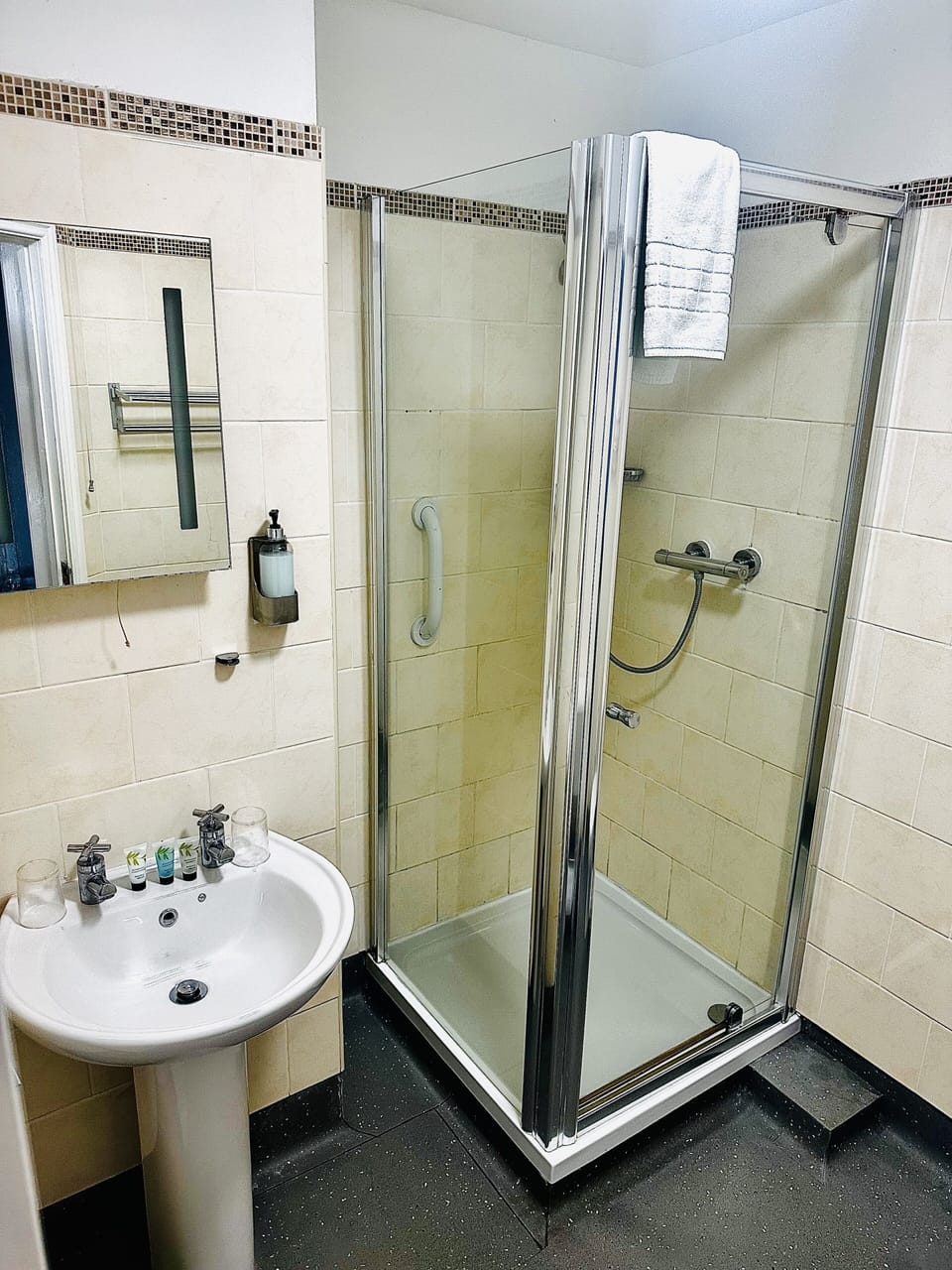 Standard Double or Twin Room, Multiple Beds, Sea View | Bathroom | Shower, free toiletries, hair dryer, towels