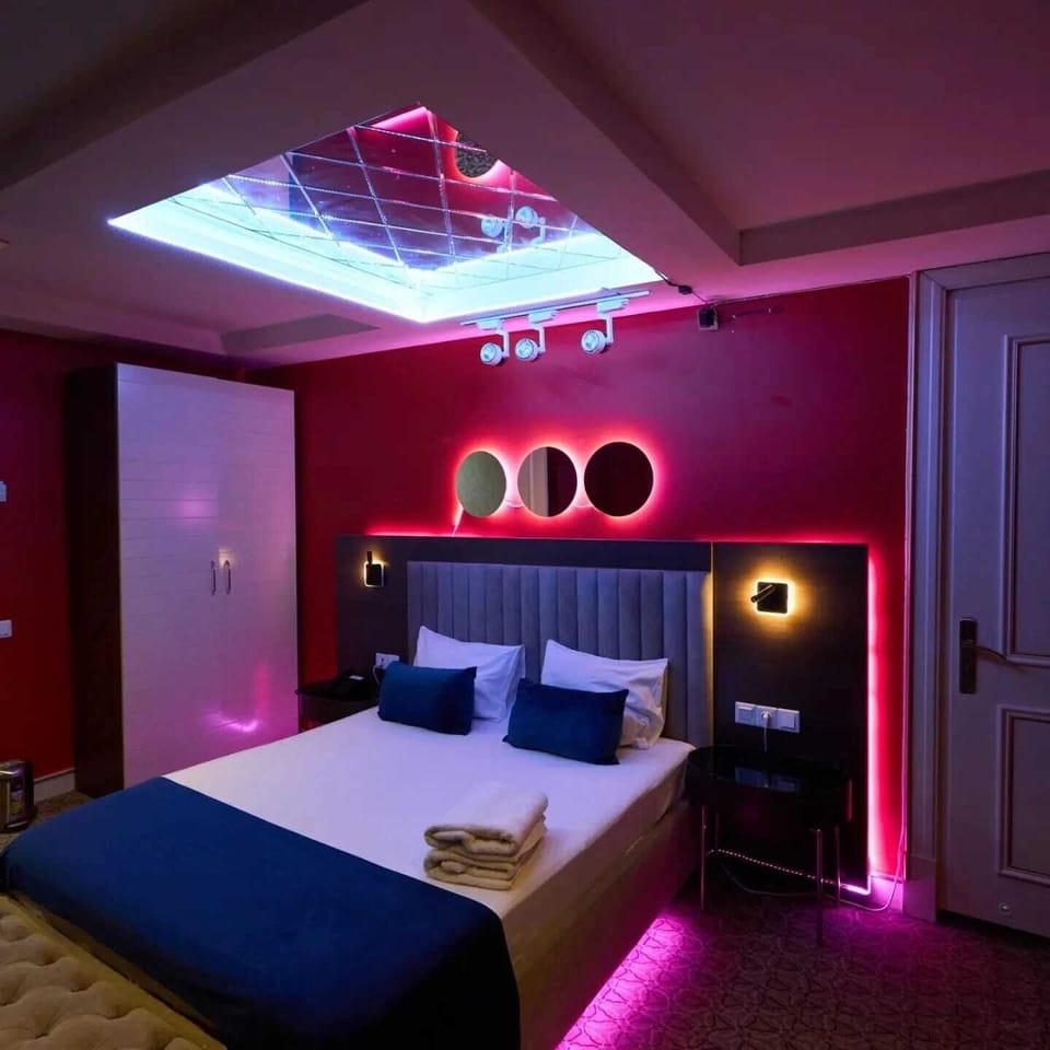 Elite Double Room | In-room safe, desk, soundproofing, iron/ironing board