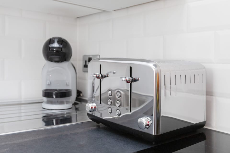 City Apartment | Private kitchen | Full-size fridge, microwave, oven, stovetop