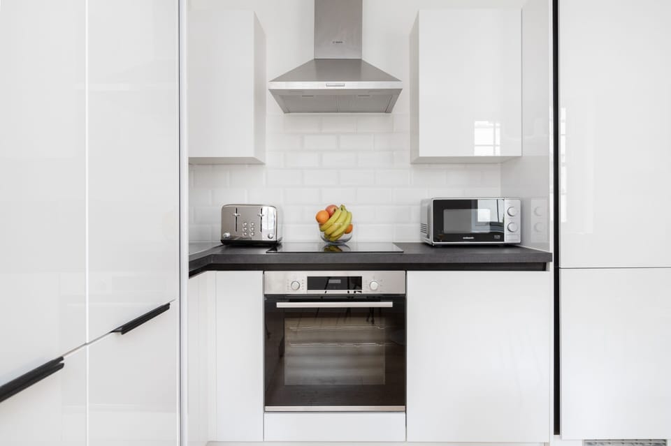 City Apartment | Private kitchen | Full-size fridge, microwave, oven, stovetop