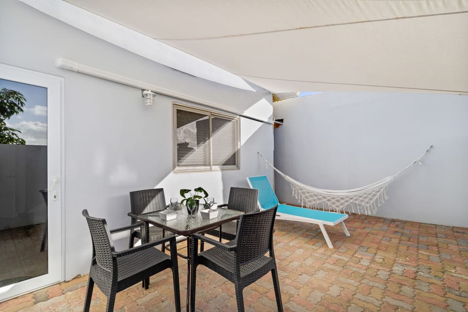 Glorious outdoor dinning area of the apartment in Noord, Aruba - Beautiful pool facing outdoor dinning area of the villa - Elite 4 persons dinning - Mesmerizing pool views - Majestic decored space - Refreshing Environment
