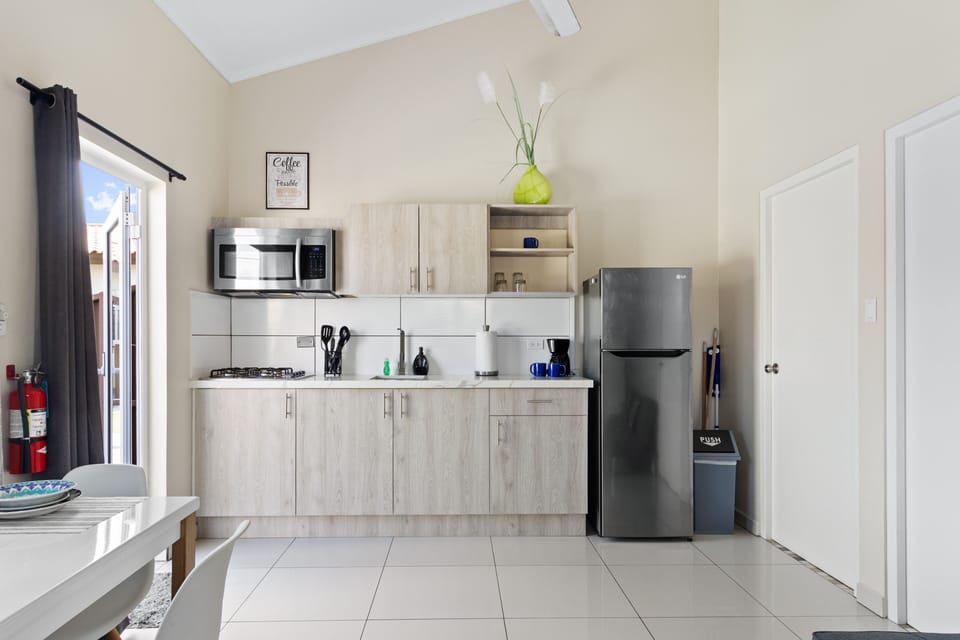 Modern and fully equipped kitchen of the apartment in Noord, Aruba - Availability of all kitchen accessories - Elegant lighting - Large amount of storage - Sufficient space to work according to your ease - Excellent bright space of villa