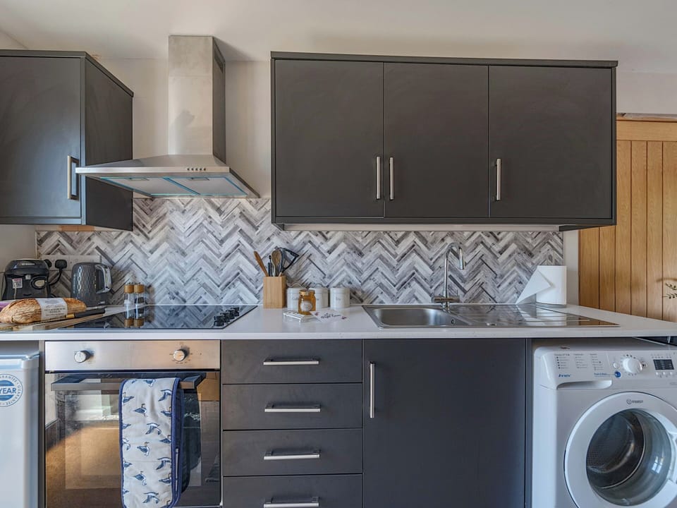 Cottage | Private kitchen | Fridge, electric kettle, toaster, cookware/dishes/utensils