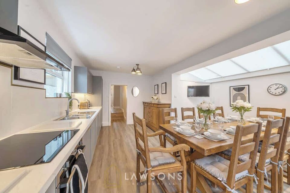 Kitchen/seating area