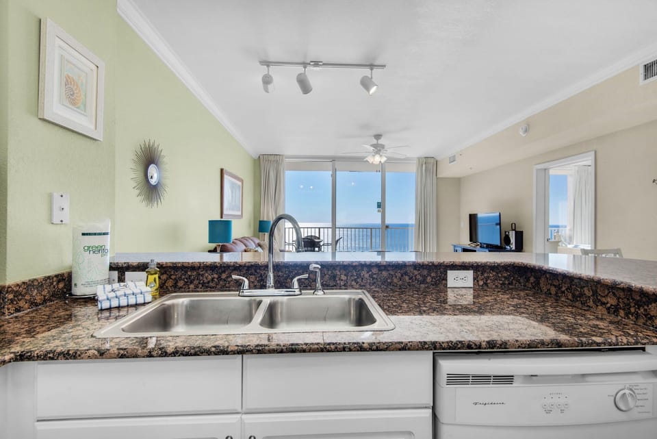 Condo, 1 King Bed with Sofa bed (Tidewater 2115) | Private kitchen | Oven, toaster