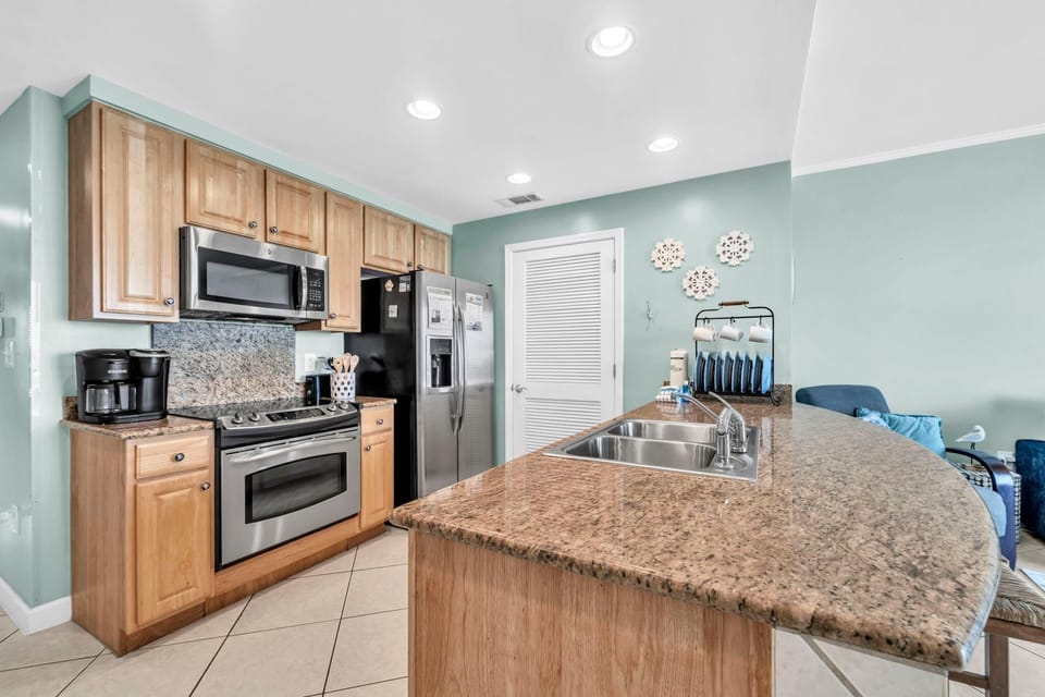 Condo, Multiple Beds (Splash 303E) | Private kitchen | Oven, toaster