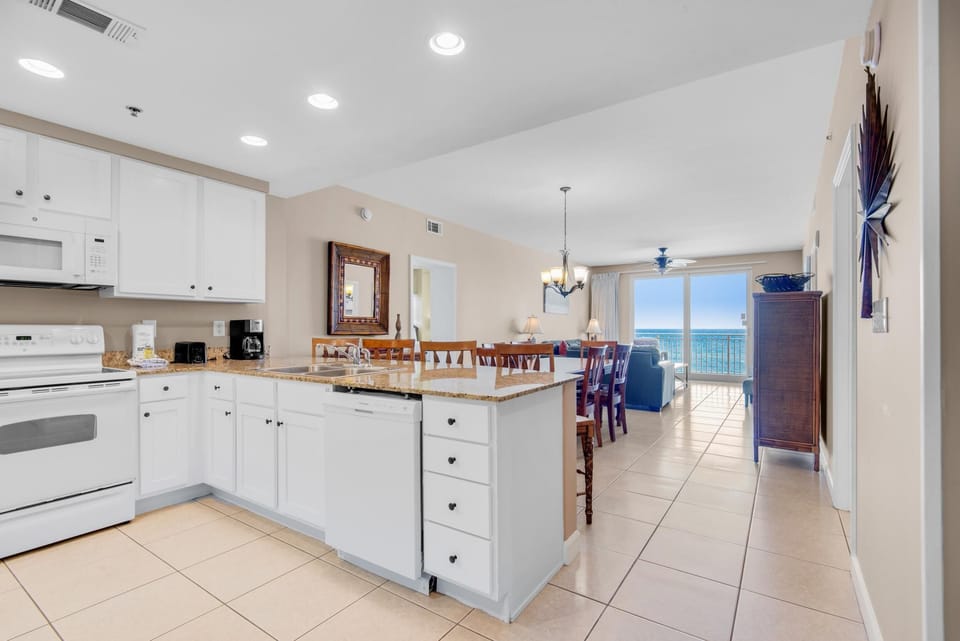 Condo, Multiple Beds (Splash 207E) | Private kitchen | Oven, toaster