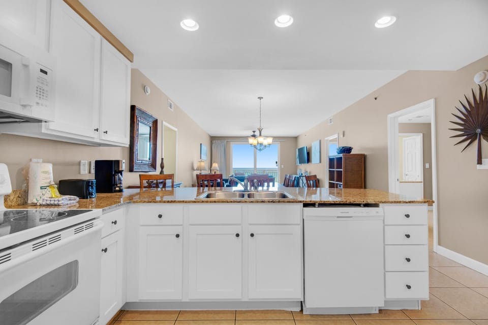 Condo, Multiple Beds (Splash 207E) | Private kitchen | Oven, toaster