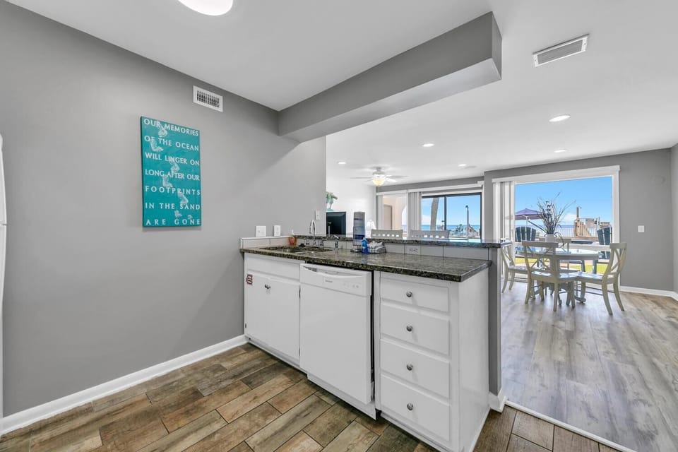 Condo, 1 King Bed with Sofa bed (Latitude 29 #25) | Private kitchen | Oven, toaster