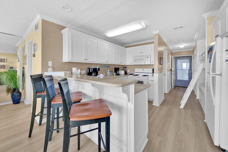 Condo, 1 King Bed with Sofa bed (Latitude 29 #2) | Private kitchen | Oven, toaster