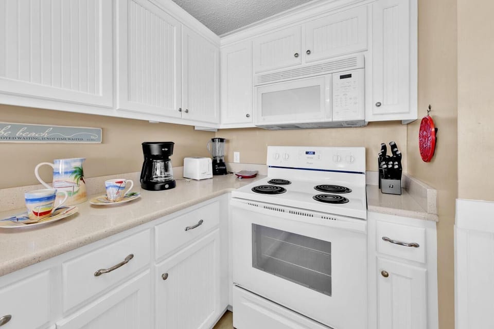 Condo, 1 King Bed with Sofa bed (Latitude 29 #2) | Private kitchen | Oven, toaster