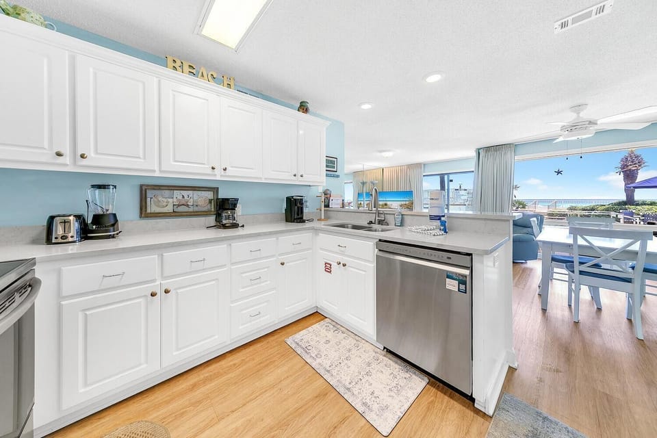 Condo, 1 King Bed with Sofa bed (Latitude 29 #13) | Private kitchen | Oven, toaster