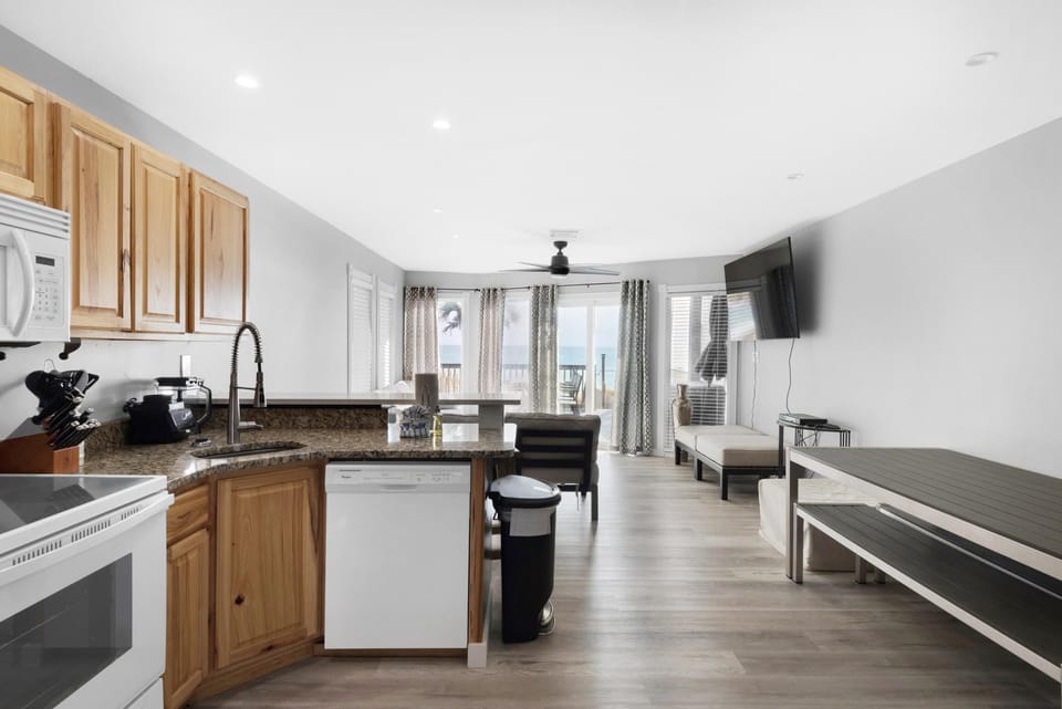Condo, Multiple Beds (Klaus House 4) | Private kitchen | Oven, toaster