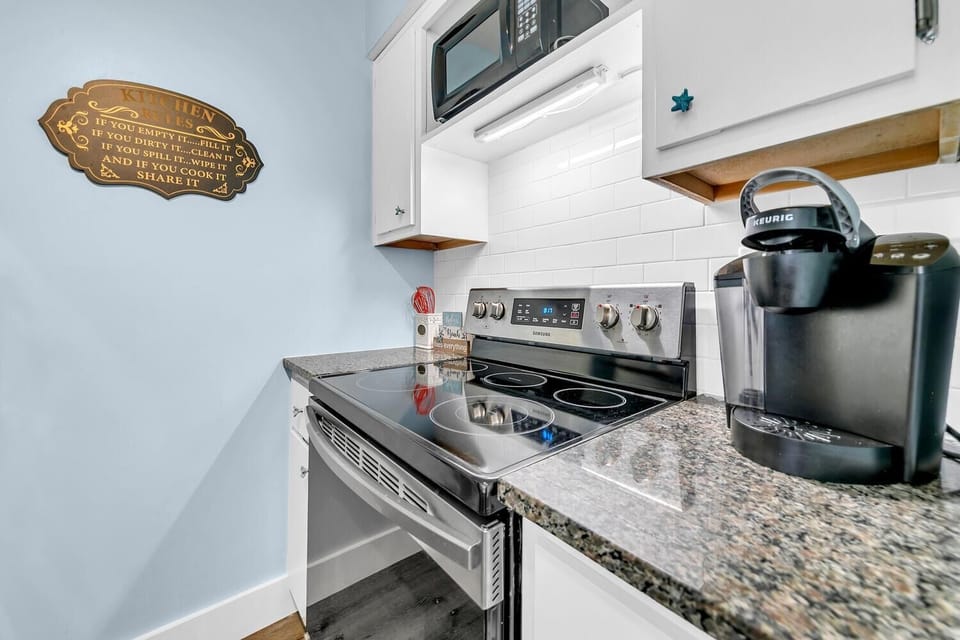Condo, 2 Queen Beds (Endless Summer F11) | Private kitchen | Oven, toaster