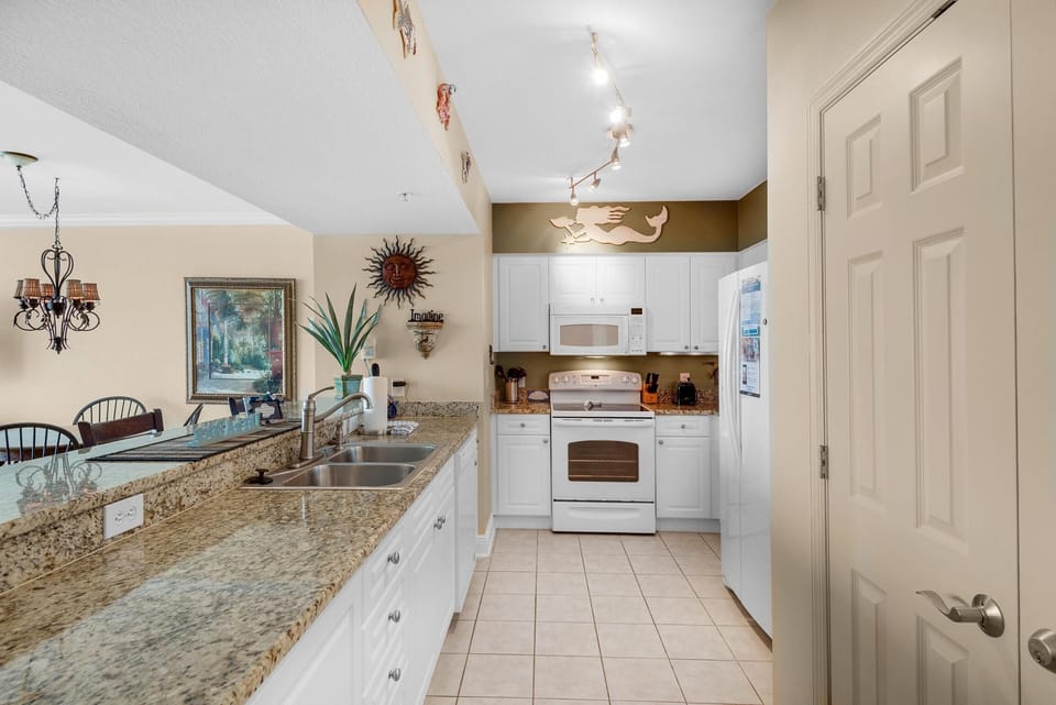 Condo, Multiple Beds (Emerald Beach 1627) | Private kitchen | Oven, toaster