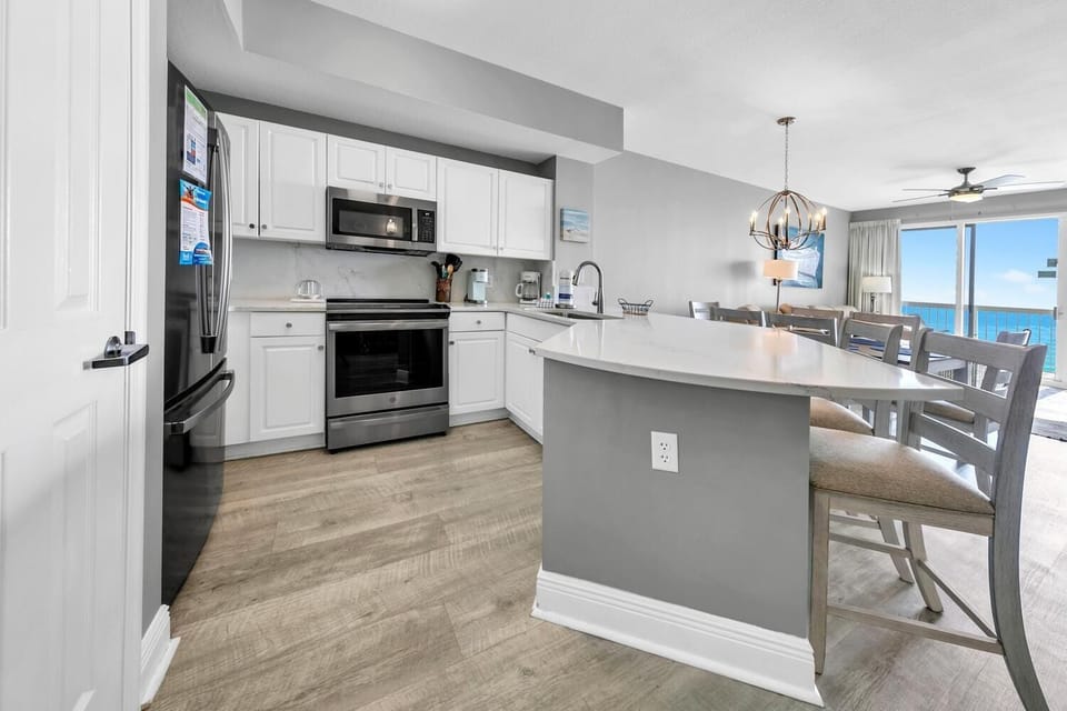 Condo, Multiple Beds (Celadon 1902 "Aloha No Ka Oi") | Private kitchen | Oven, toaster