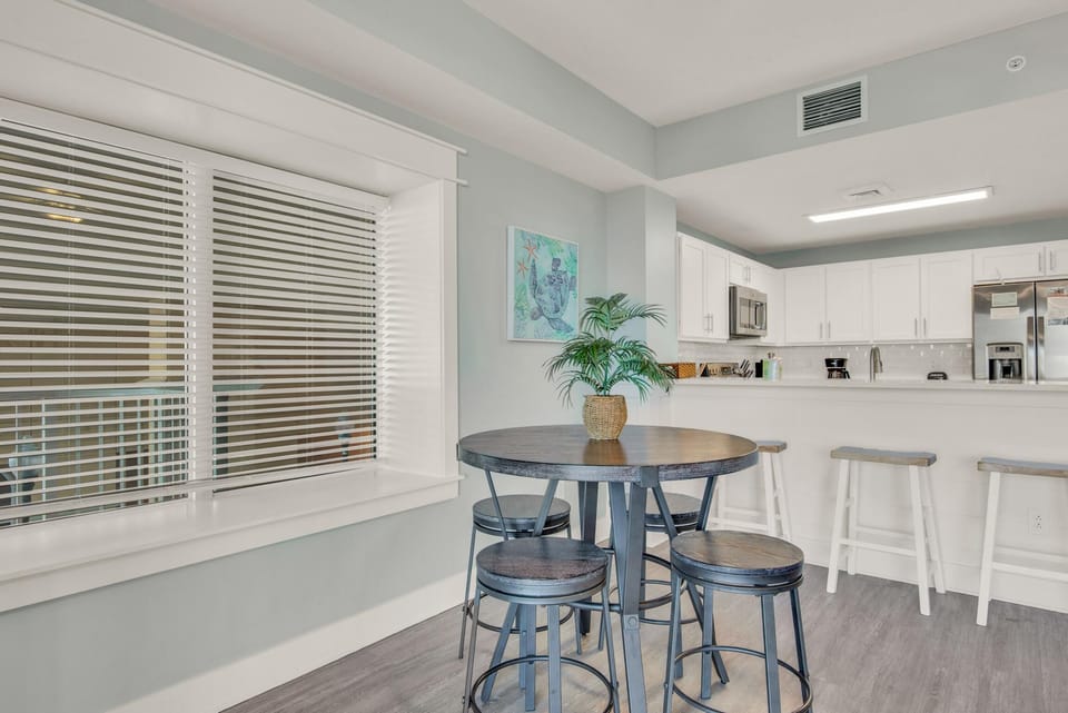 Condo, 1 King Bed with Sofa bed (Calypso 3-205) | Dining