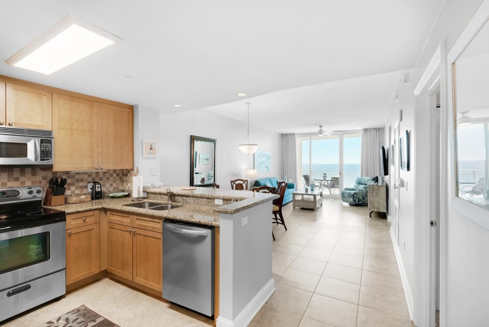 Condo, Multiple Beds (Aqua Resort 1007) | Private kitchen | Oven, toaster