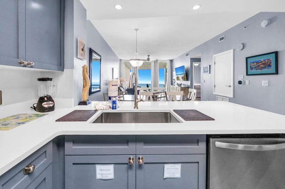 Condo, Multiple Beds (Aqua Resort 1007) | Private kitchen | Oven, toaster