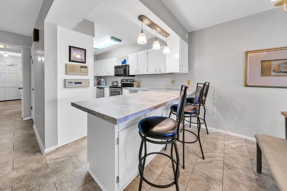 Condo, Multiple Beds (Regency Towers 623) | Private kitchen | Oven, toaster