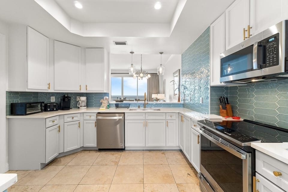 Condo, Multiple Beds (Indigo East 2004) | Private kitchen | Oven, toaster, paper towels