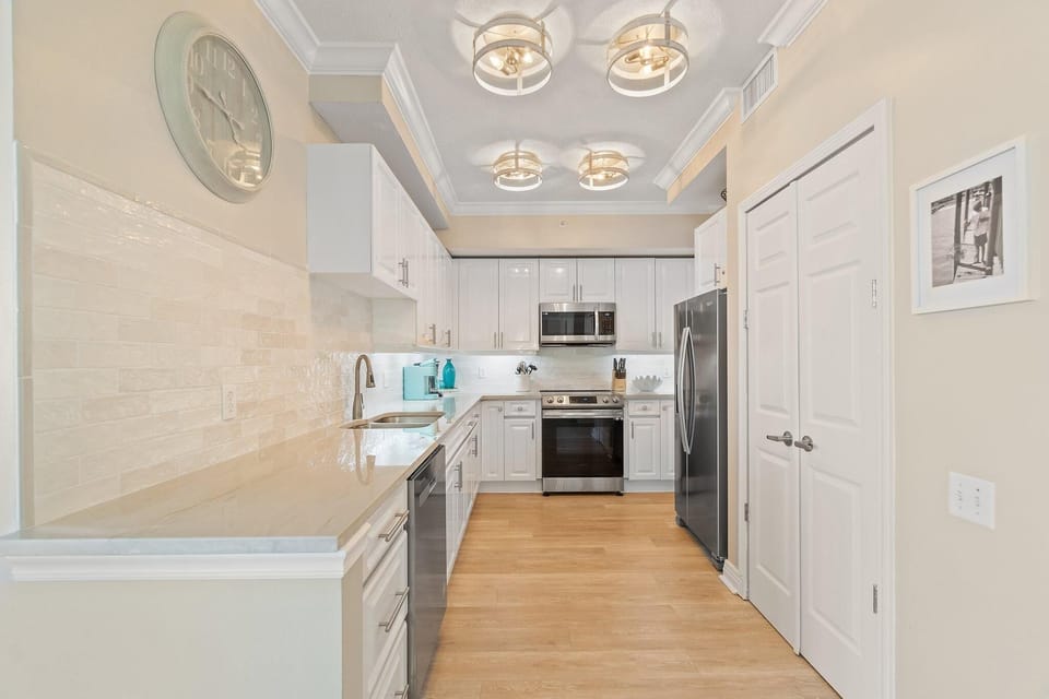 Condo, Multiple Beds (Beach Colony East 15B-Penthouse) | Private kitchen | Oven, toaster, paper towels