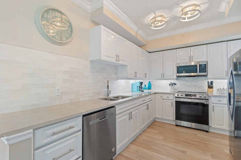 Condo, Multiple Beds (Beach Colony East 15B-Penthouse) | Private kitchen | Oven, toaster, paper towels
