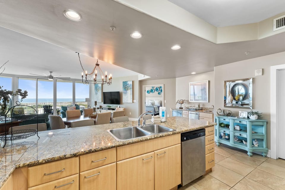 Condo, Multiple Beds (Caribe D411) | Private kitchen | Oven, toaster, paper towels