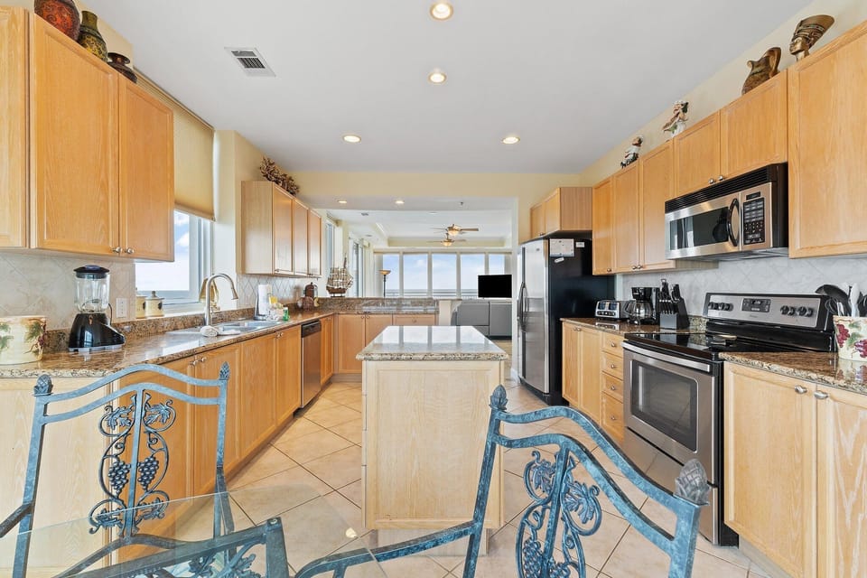 Condo, Multiple Beds (La Playa 901) | Private kitchen | Oven, toaster, paper towels