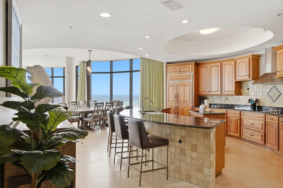 Condo, Multiple Beds (Capri 302) | Private kitchen | Oven, toaster, paper towels