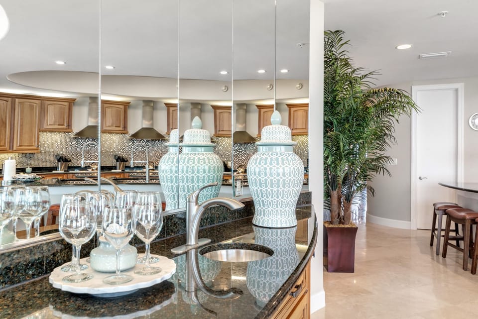 Condo, Multiple Beds (Capri 601) | Bar (on property)