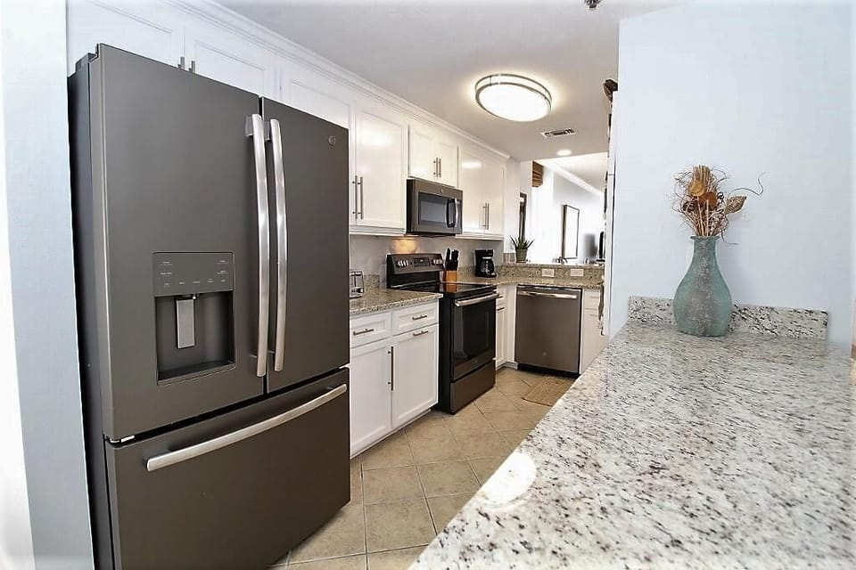 Condo, Multiple Beds (Palacio 201) | Private kitchen | Oven, toaster, paper towels