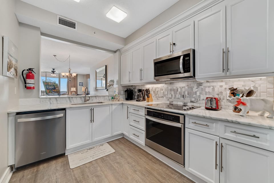 Condo, Multiple Beds (Beach Colony East 15C-Penthouse) | Private kitchen | Oven, toaster, paper towels