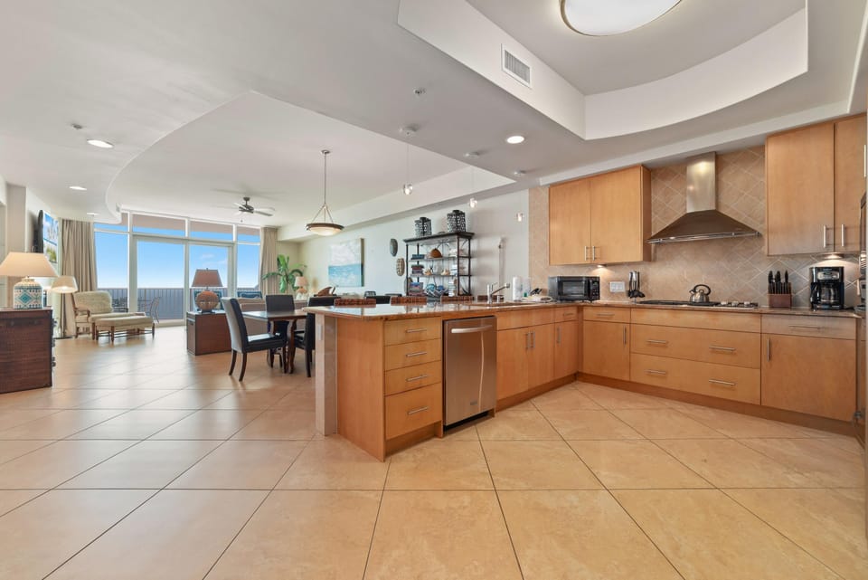 Condo, Multiple Beds (Turquoise C2106) | Private kitchen | Oven, toaster, paper towels