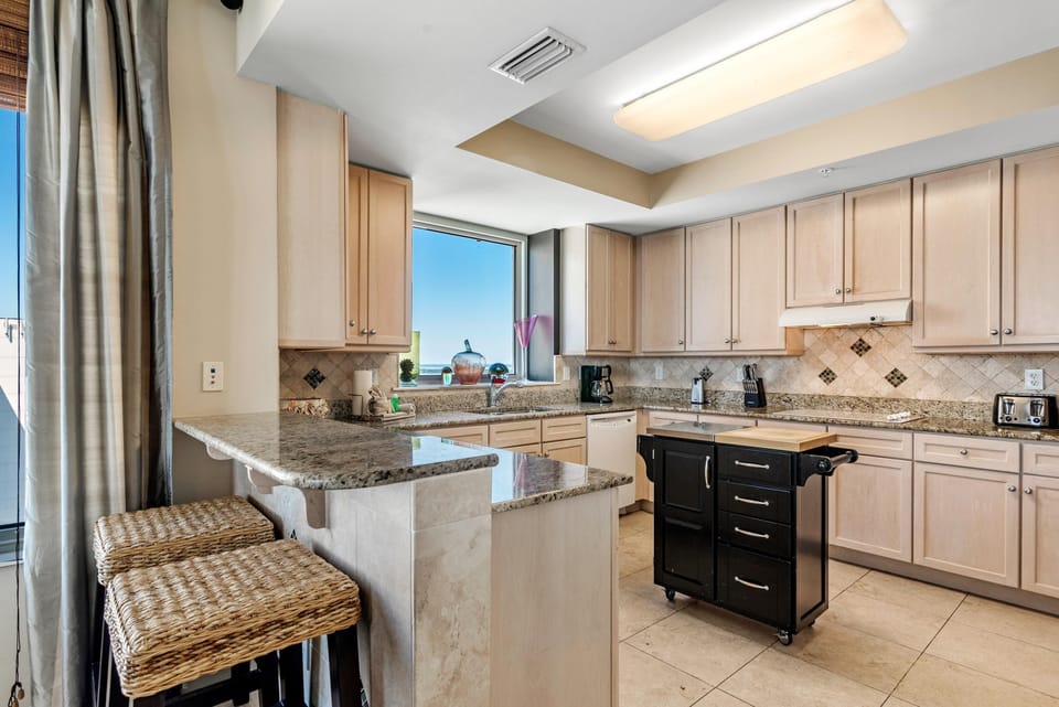 Condo, Multiple Beds (Indigo East 1906) | Private kitchen | Toaster, paper towels