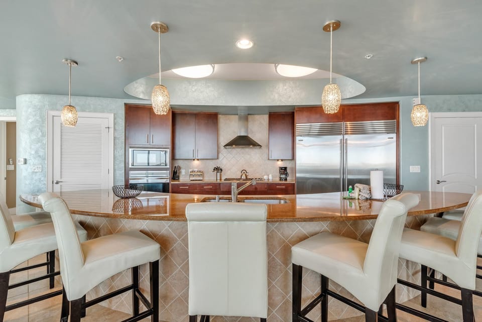 Condo, Multiple Beds (Turquoise C601) | Private kitchen | Oven, toaster, paper towels