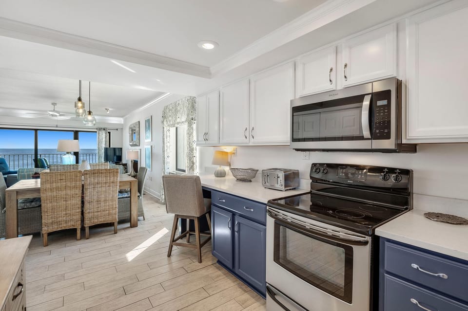 Condo, 1 King Bed with Sofa bed (Shipwatch A504) | Private kitchen | Oven, toaster, paper towels