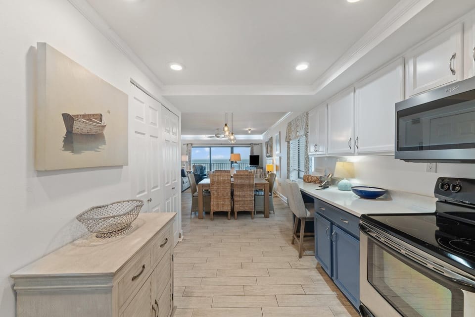 Condo, 1 King Bed with Sofa bed (Shipwatch A504) | Private kitchen | Oven, toaster, paper towels