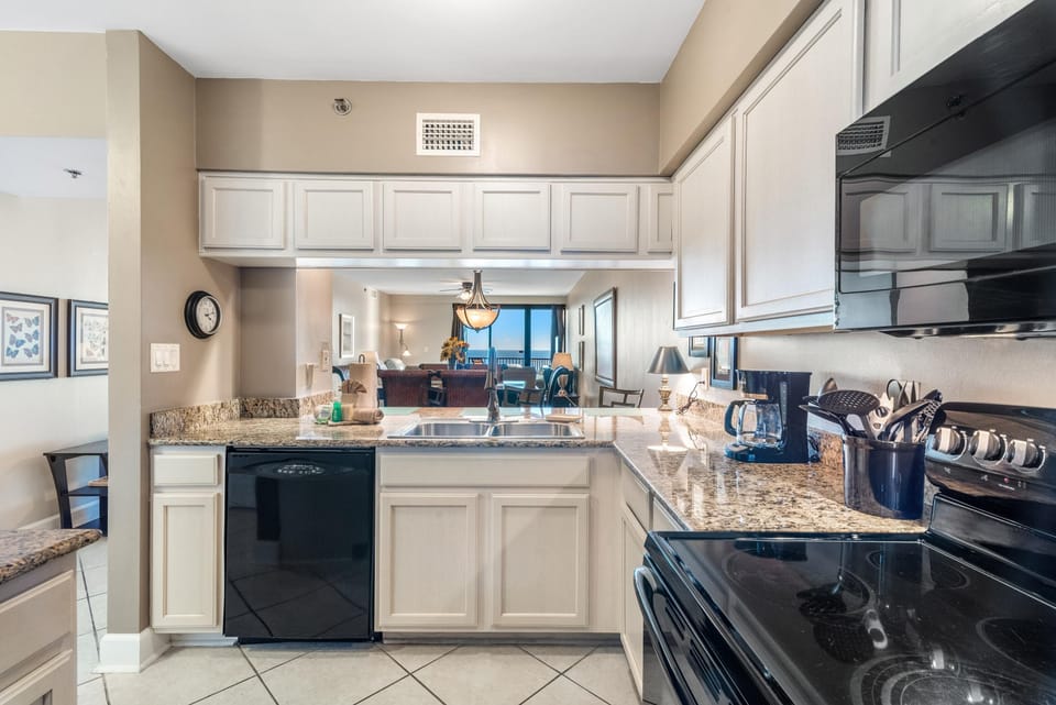 Condo, Multiple Beds (Broadmoor 804) | Private kitchen | Oven, toaster, paper towels