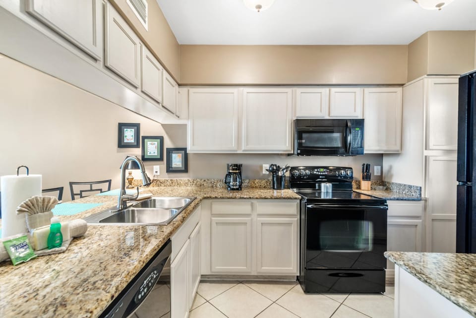 Condo, Multiple Beds (Broadmoor 804) | Private kitchen | Oven, toaster, paper towels