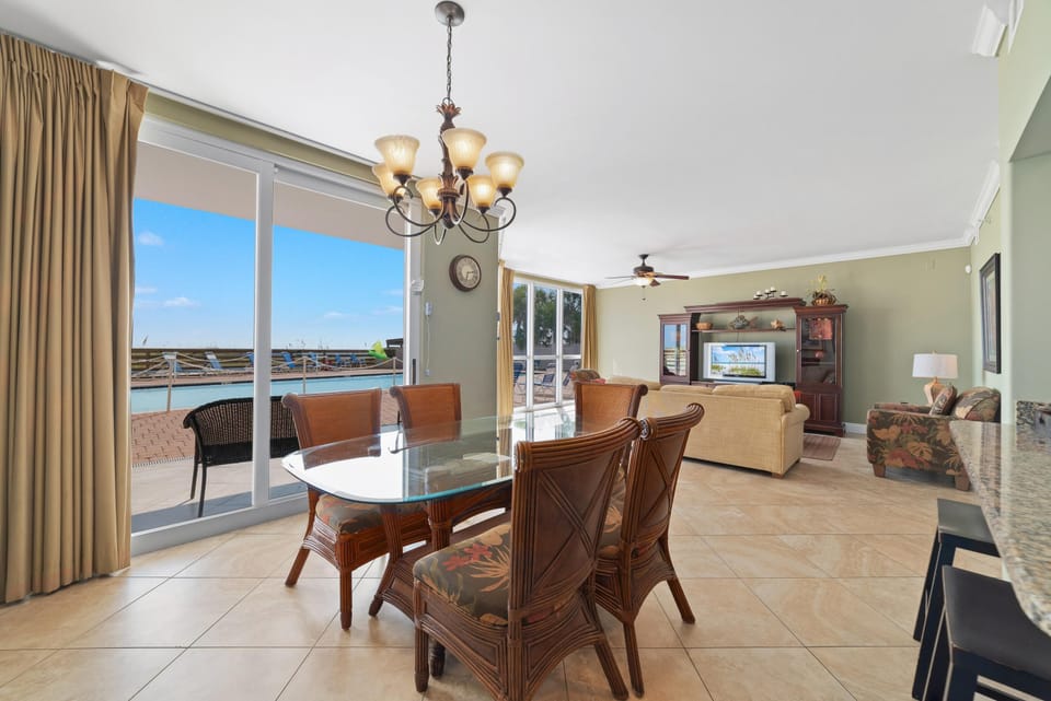 Condo, 1 King Bed with Sofa bed (SeaSpray West 105- Gulf Front) | Dining
