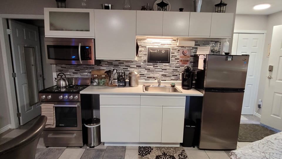 Fully equipped kitchen with coffee/tea, filtered water, spices & condiments too!