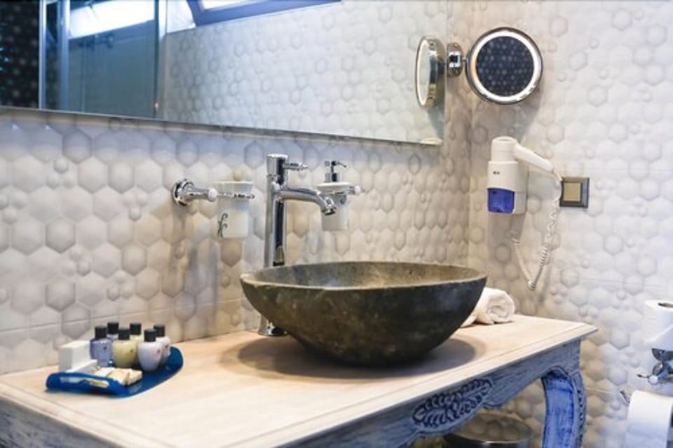 Bathroom sink