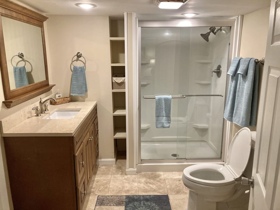 Full Bathroom 1 off of the mud room