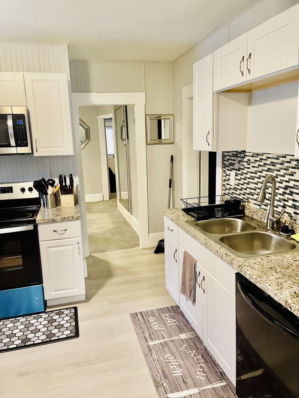 Full-size fridge, microwave, oven, dishwasher