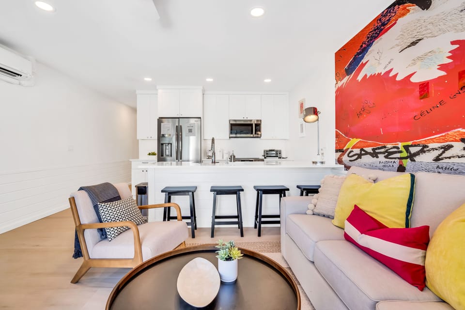 Open, vibrant space facing the kitchen 