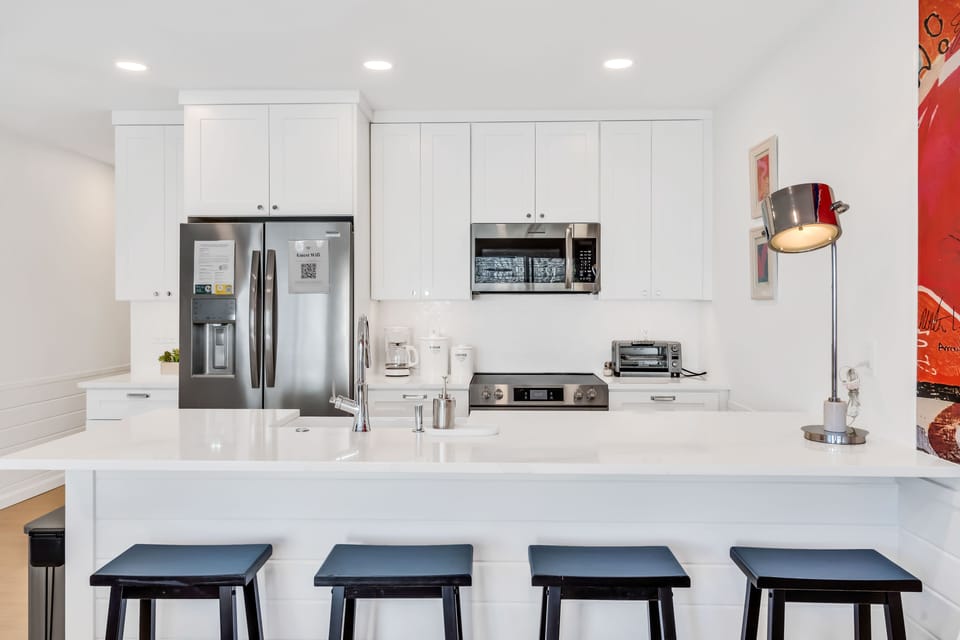 Seating for 4 at the kitchen island