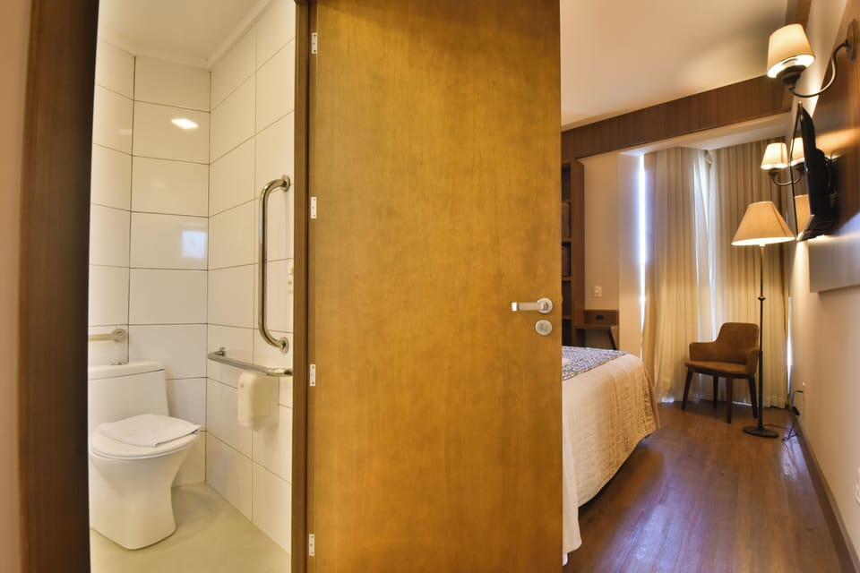 Deluxe Double or Twin Room, Bathtub Grab Bars | Hypo-allergenic bedding available, minibar, in-room safe, desk