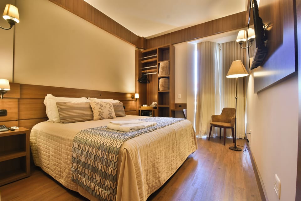 Deluxe Double or Twin Room, Bathtub Grab Bars | Hypo-allergenic bedding available, minibar, in-room safe, desk